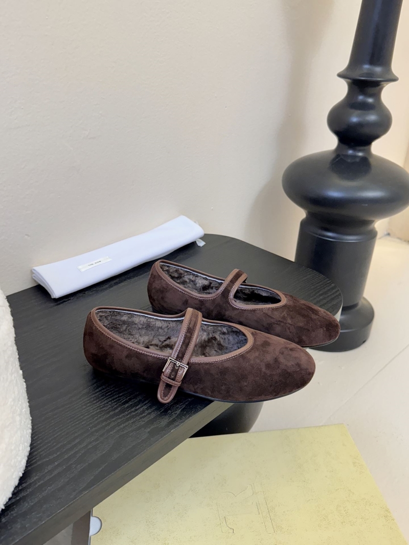 The R0w flat shoes